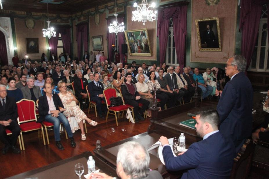 Plateia reunida em evento no salão histórico do Instituto José Bonifácio